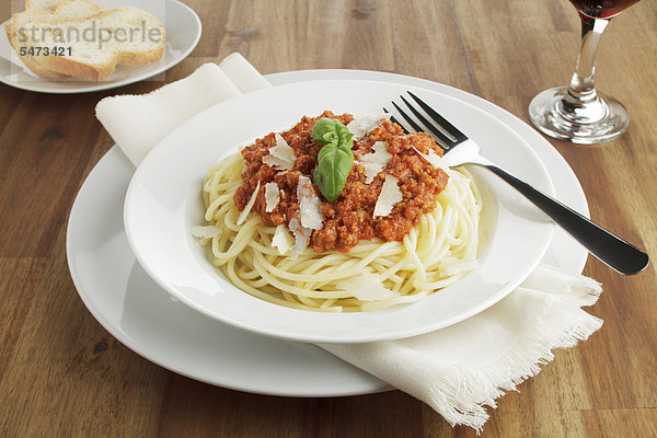 Spaghetti Bolognese mit Parmesan und Basilikum  Brot - Rezeptdatei vorhanden