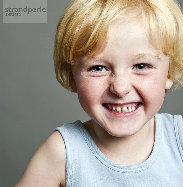 Fünfjähriger Junge lacht  Portrait