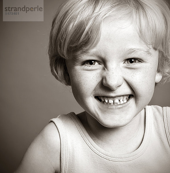 Fünfjähriger Junge lacht  Portrait  schwarz-weiß