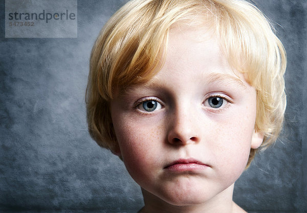 Fünfjähriger Junge  trauriger Blick  Portrait