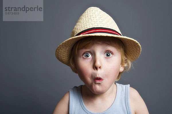 Fünfjähriger Junge mit Hut  erstaunter Blick  lustiges Portrait
