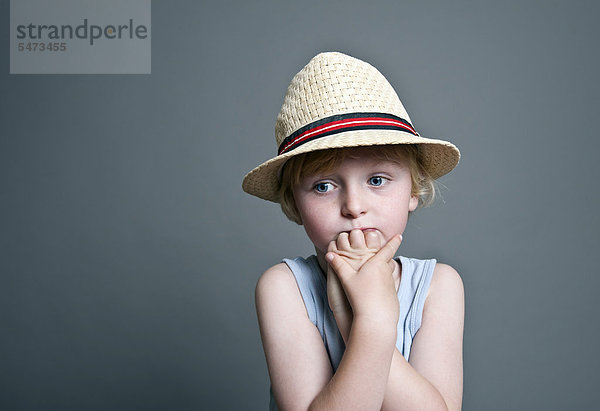 Fünfjähriger Junge mit Hut  trauriger Blick  Portrait