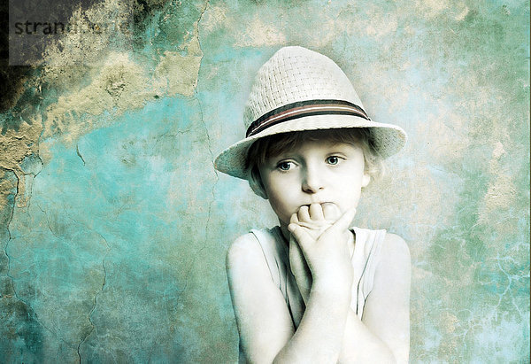 Fünfjähriger Junge mit Hut  trauriger Blick  Portrait