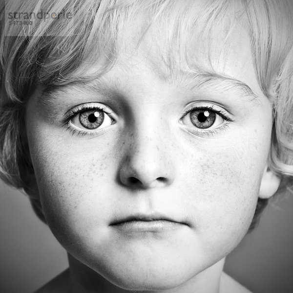 Fünfjähriger Junge  Portrait  schwarz-weiß