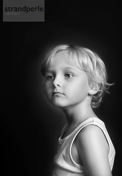 Fünfjähriger Junge mit weißem Shirt  Portrait  schwarz-weiß