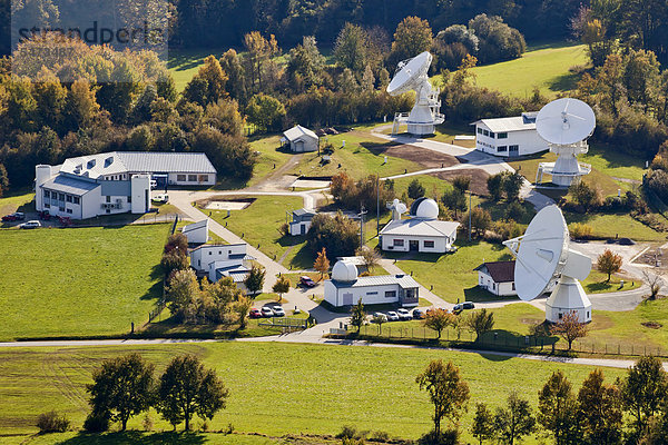 Luftaufnahme der geodätischen Fundamentalstation Wettzell mit den Radioteleskopen in Wettzell bei Bad Kötzting im Bayerischen Wald  Bayern  Deutschland  Europa