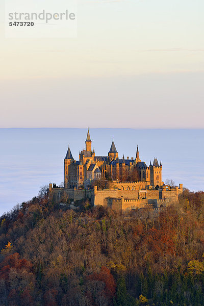 Burg Hohenzollern im Herbst  Schwäbische Alb  Baden-Württemberg  Deutschland  Europa