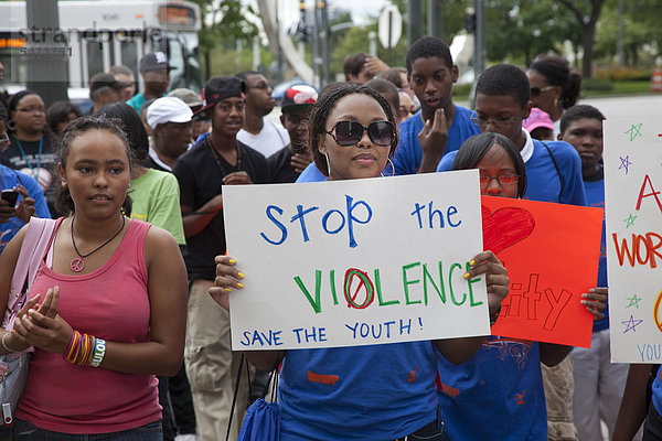 Detroiter Jugendliche  vorwiegend Oberschüler  bei einem Marsch durch die Straßen der Innenstadt  um ihre gewählten Führer dazu zu bringen  etwas gegen die Waffengewalt in ihrer Gemeinde zu unternehmen  Detroit  Michigan  USA