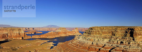 Panoramaaufnahme  Blick vom Alstrom Point auf Lake Powell mit Gunsight Butte und Navajo Mountain  Hausboote  Bigwater  Glen Canyon National Recreation Area  Arizona  Utah  Vereinigte Staaten von Amerika  USA