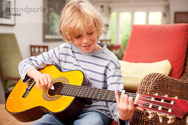 Interior  zu Hause  Junge - Person  Gitarre  jung  spielen