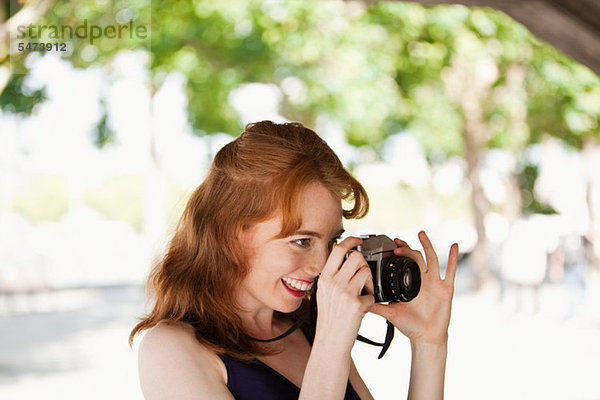 Junge Frau fotografieren außerhalb