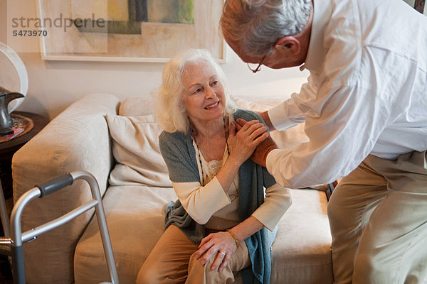 Interior  zu Hause  Senior  Senioren  Mann  Ehefrau  Hilfe