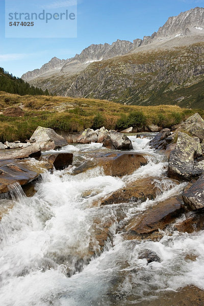 Berg und Fluss Landschaft  Adamello Brenta National Park  Trentino  Italien