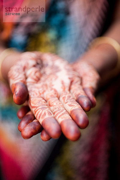 Frau mit Henna dekoriert Hände  Kathmandu  Nepal