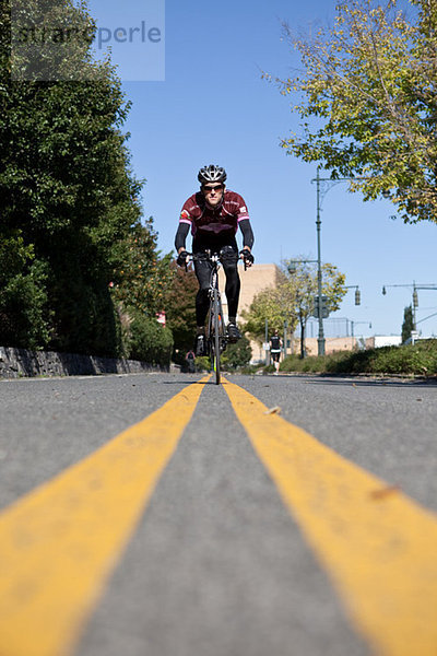 zwischen inmitten mitten Mann gelb radfahren