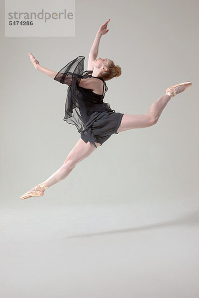 Ballett-Tänzerin in der mittleren Luft