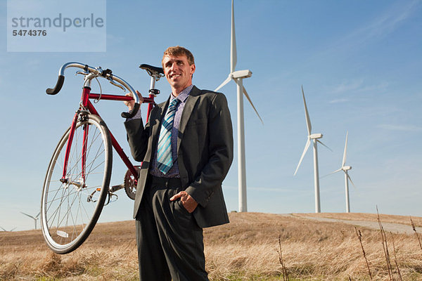 Windturbine Windrad Windräder Mann halten frontal Fahrrad Rad