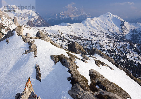 Die Berge Monte Cernera  Monte Civetta und Monte Pore vom Col Galina aus gesehen  Dolomiten  Italien  Europa