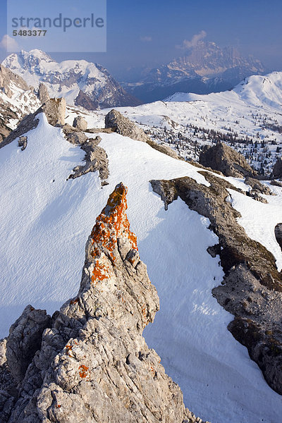 Die Berge Monte Cernera und Monte Civetta vom Col Galina aus gesehen  Dolomiten  Italien  Europa