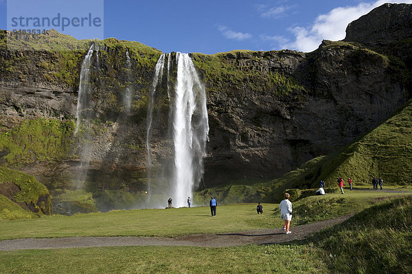 Touristen am Seljalandsfoss Wasserfall  Südisland  Island  Europa