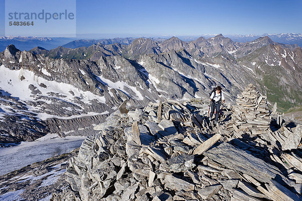 Ausblick beim Aufstieg zum Hochfeiler  hinten das Pfitschertal  Eisacktal und Wipptal sowie die Dolomiten  Südtirol  Italien  Europa