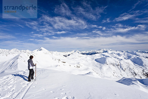 Schneeschuhwanderin auf dem Terner Jöchl oberhalb von Terenten  Pustertal  hinten das Mutenock  der Ahrnerkopf und das Ahrntal  Südtirol  Italien  Europa