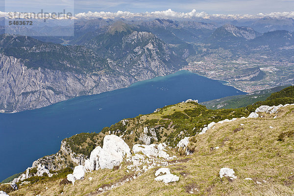 Blick vom Monte Altissimo oberhalb von Nago auf den Gardasee und Arco  Trentino  Italien  Europa