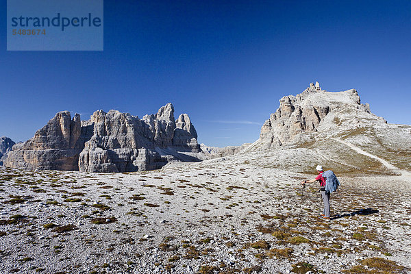 Wanderer beim Aufstieg zum Paternkofel  hinten  und die Drei Zinnen  Sexten  Hochpustertal  Dolomiten  Südtirol  Italien  Europa