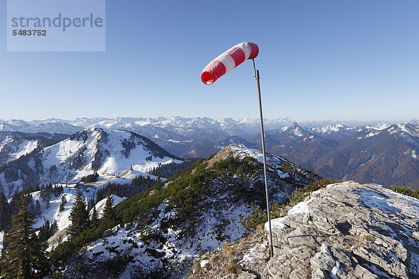 Windfahne auf Wallberg-Gipfel  links Setzberg  Mangfallgebirge  Oberbayern  Bayern  Deutschland  Europa  ÖffentlicherGrund