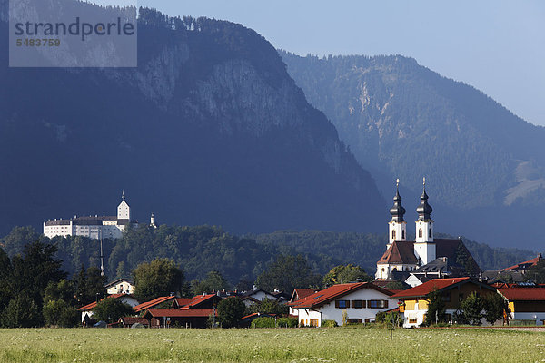 Schloss Hohenaschau  Pfarrkirche in Aschau im Chiemgau  Oberbayern  Bayern  Deutschland  Europa  ÖffentlicherGrund