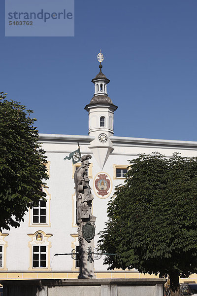 Floriansbrunnen und Rathaus  Tittmoning  Rupertiwinkel  Oberbayern  Bayern  Deutschland  Europa  ÖffentlicherGrund