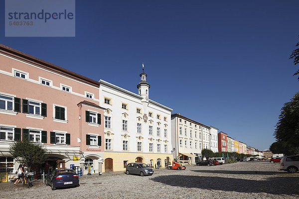 Stadtplatz mit Rathaus  Tittmoning  Rupertiwinkel  Oberbayern  Bayern  Deutschland  Europa  ÖffentlicherGrund