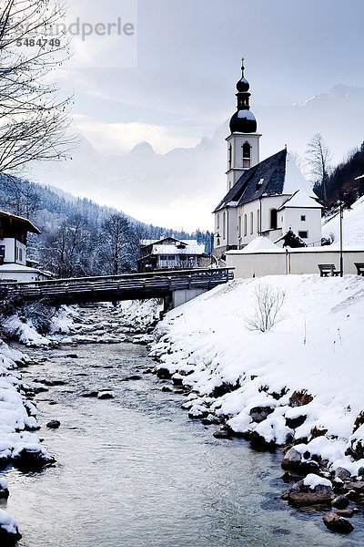 Katholische Pfarrkirche St. Sebastian im Winter  Ramsau bei Berchtesgaden  Alpen  Bayern  Deutschland  Europa
