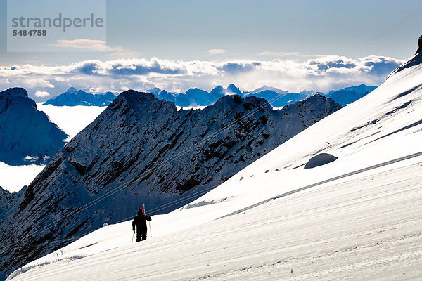 Längläufer im Gebiet an der Zugspitze im Winter  Alpen  Bayern  Deutschland  Europa