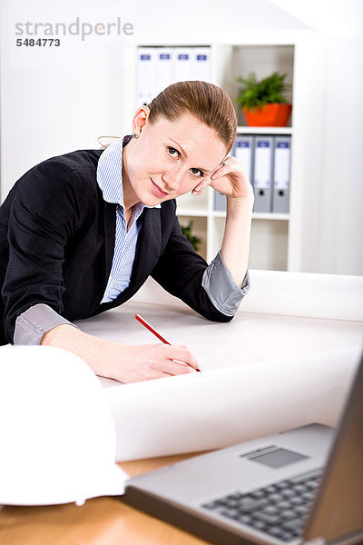 Junge Architektin im Büro