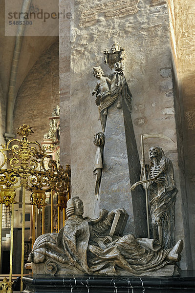 Kenotaph  Scheingrab mit Sensenmann  Dom  Trier  Rheinland-Pfalz  Deutschland  Europa