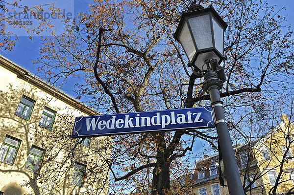Straßenschild Wedekindplatz und Laterne  Schwabing  München  Bayern  Deutschland  Europa