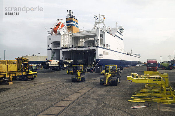 Verladeterminal im Überseehafenbereich für Großfahrzeuge und Maschinen  Frachtschiff hinten wird beladen  Bremerhaven  Bremen  Deutschland  Europa