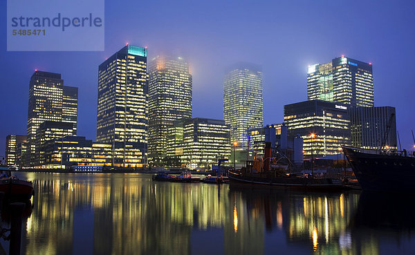 Bürogebäude in Canary Wharf  Finanzzentrum  die Spitzen der Hochhäuser verschwinden im Nebel  Docklands  London  England  Großbritannien  Europe