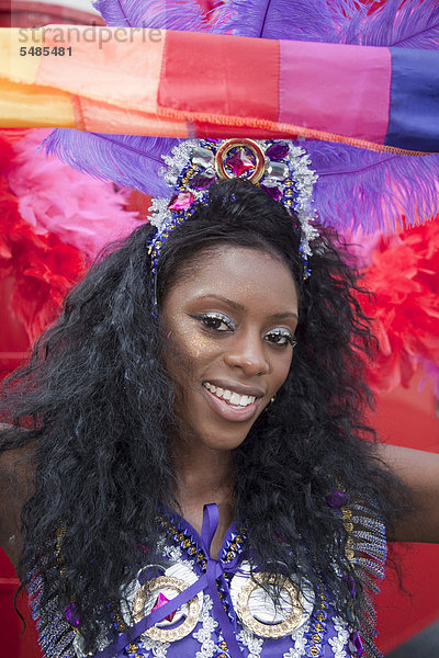 Junge schwarze Frau  Notting Hill Carnival  Karnevalsumzug  Notting Hill  London  England  Großbritannien  Europa