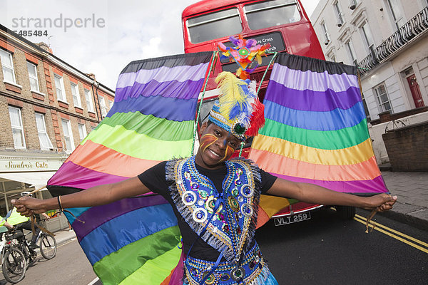 Notting Hill Carnival  Junge mit bunter Fahne  Karnevalsumzug  Notting Hill  London  England  Großbritannien  Europa