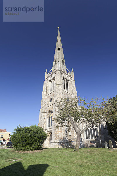 Turm der Kirche St. John the Baptist  Our Lady and St. Laurence in Thaxted  Essex  England  Großbritannien  Europa