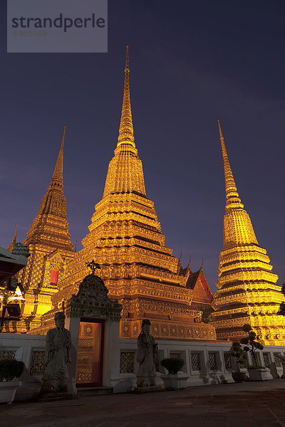 Wat Po bei Nacht  Bangkok  Thailand  Asien