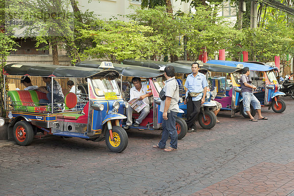 Aufgereihte Auto-Rikschas oder Tuk-Tuks in Soi Rambutri  Bangkok  Thailand  Asien