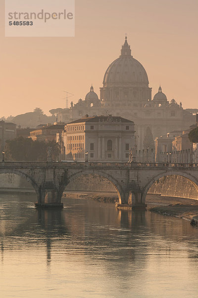 Petersdom und Ponte Sant Angelo  Engelsbrücke in der Dämmerung  Rom  Italien  Europa