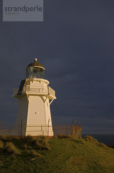 Wolke Dunkelheit Abend Beleuchtung Licht Leuchtturm zeigen Neuseeland Southland