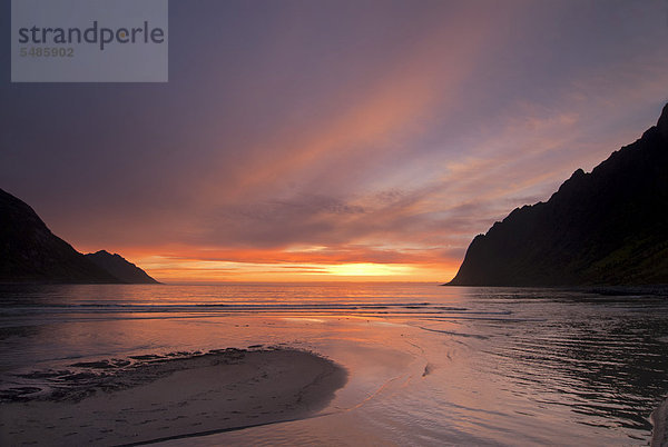 Sonnenuntergang über der Norwegischen See in der Nähe von Ersfjord auf der Insel Senja  Troms  Norwegen  Europa