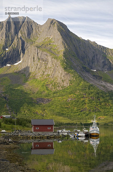 nahe Hütte Europa Boot Meer Spiegelung Norwegen Insel angeln rot typisch Troms
