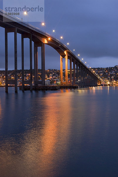 Troms¯brua  Tromsobrua  Troms¯-Brücke überquert den Troms¯ysund in der Nähe von Troms¯  in der Abenddämmerung  Troms  Norwegen  Europa