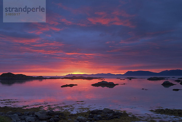 Spektakulärer Sonnenaufgang über der Norwegischen See  von Langenes in der Nähe von St¯  an der Küste der Insel Lang¯ya  VesterÂlen Inselgruppe  Nordland  Norwegen  Europa